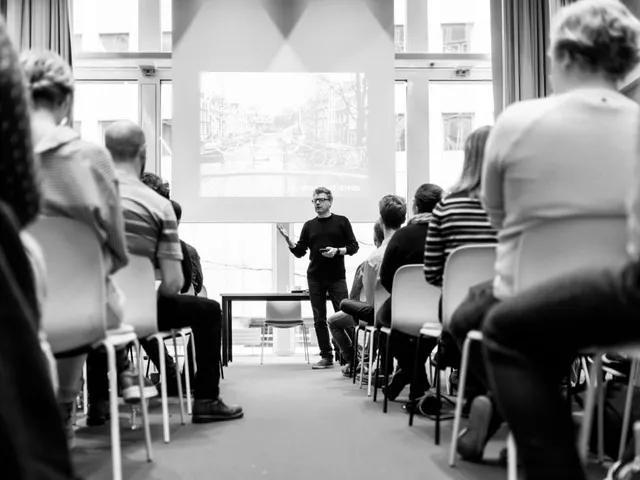 Wolfgang Lehner vor einem vollen Workshop-Raum, Blick durch die Stuhlreihen