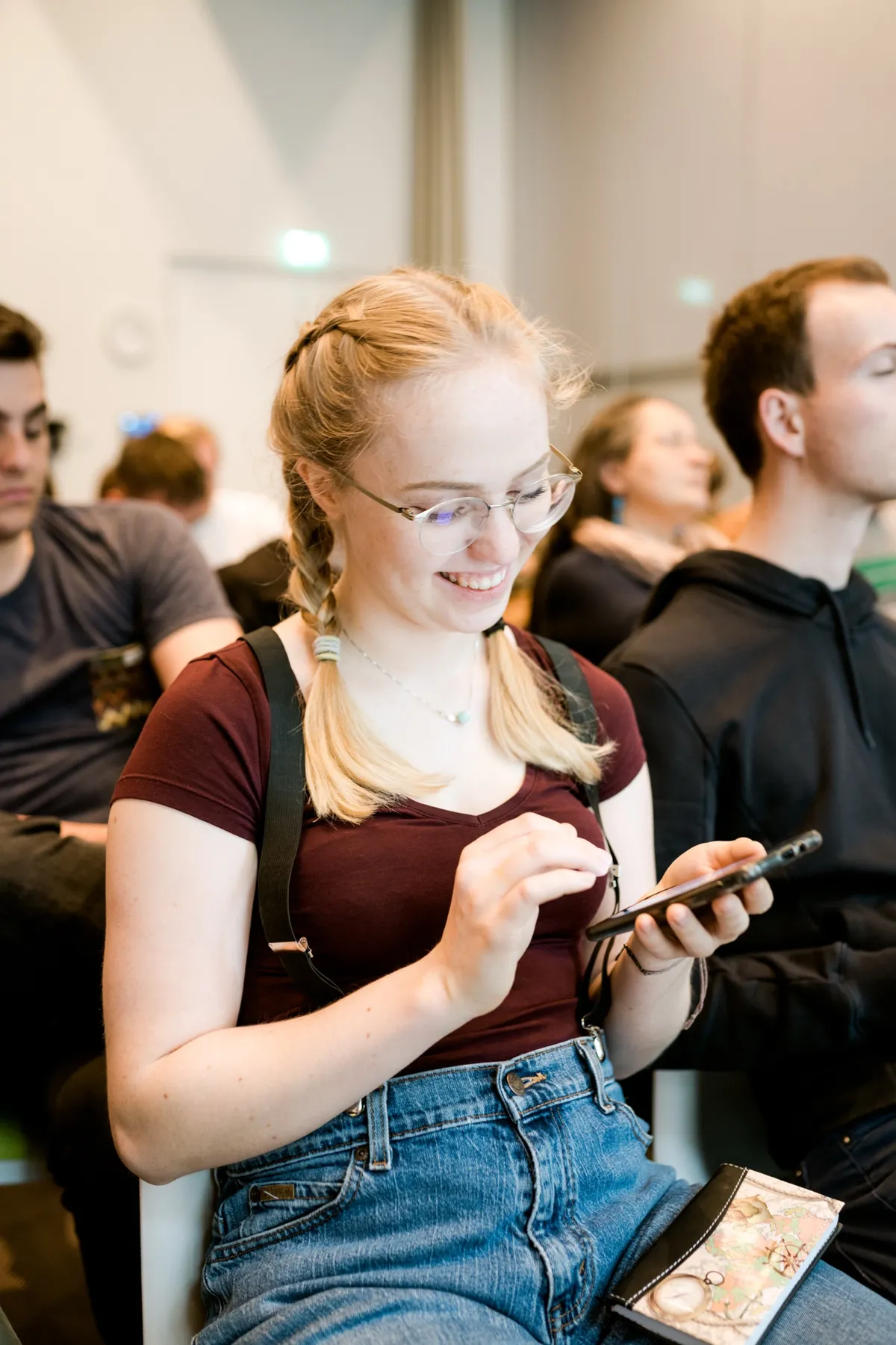 Teilnehmerin probiert im Workshop etwas am Smartphone aus