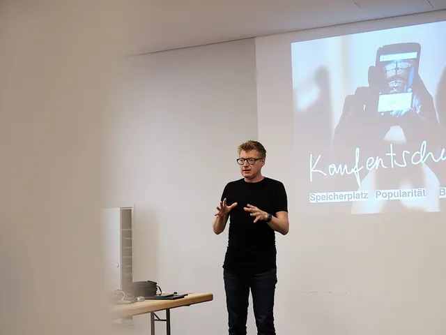 Wolfgang Lehner spricht in einem Workshop vor der Projektion seiner Folien