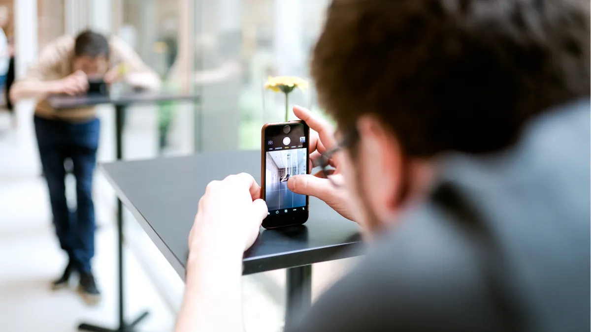 Teilnehmerin fotografiert mit dem Smartphone im Workshop